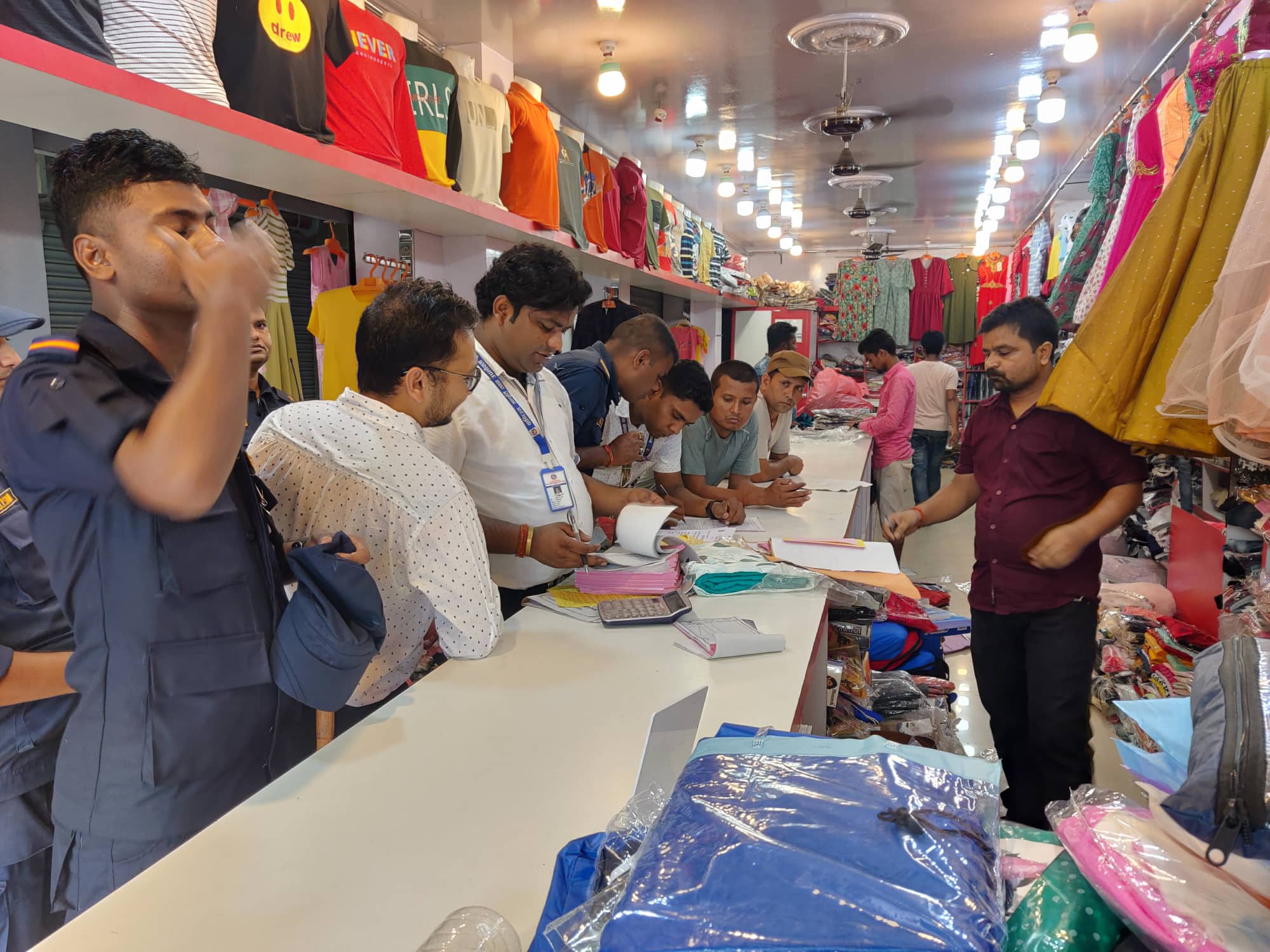 वीरगंजमा वाणिज्यले बढायो अनुगमन, १६ व्यापारिक फर्म कारबाहीमा, ३ लाख १५ हजार जरिवाना
