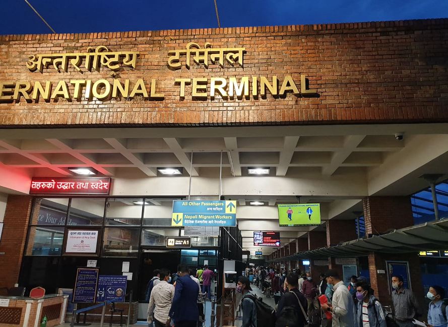 त्रिभुवन अन्तर्राष्ट्रिय विमानस्थलमा एक जना यात्रुलाई पुर्याउन ३ जना भन्दा बढी जान नपाइने त्रिभुवन अन्तर्राष्ट्रिय विमानस्थलमा एक जना यात्रुलाई पुर्याउन ३ जना भन्दा बढी जान नपाइने