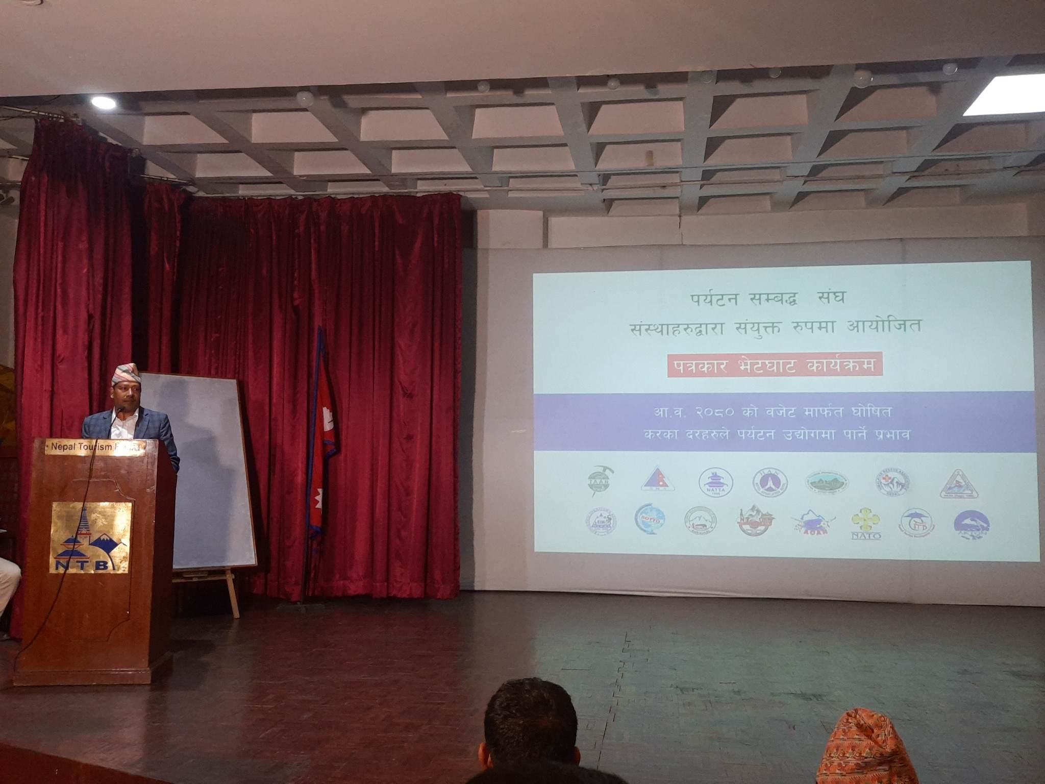 सरकारको भ्याट र विलासी करका विरुद्धमा दुई दर्जन पर्यटन व्यवसायी संस्था, अवज्ञा गर्ने घोषणा सरकारको भ्याट र विलासी करका विरुद्धमा दुई दर्जन पर्यटन व्यवसायी संस्था, अवज्ञा गर्ने घोषणा