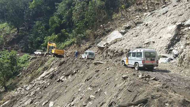 बेँसीसहर-चामे खण्ड अवरुद्ध, पहिरो ठूलो भएकाले सडक खुलाउन समय लाग्ने
