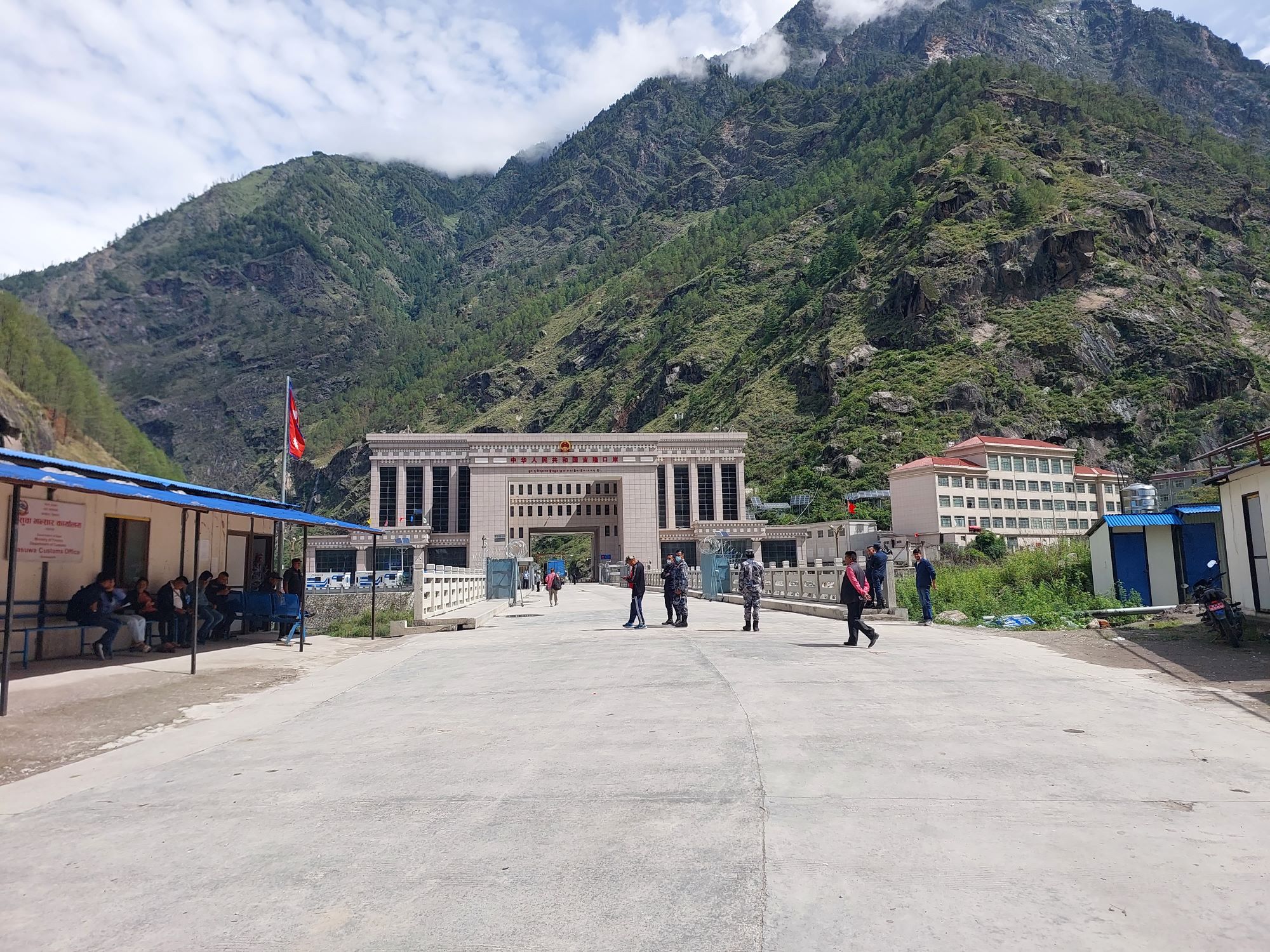 दसैंको मुखमा चीनबाट सामान आउन बन्द, केरुङतर्फको सडक बनाउन कम्तीमा एक महिना लाग्ने