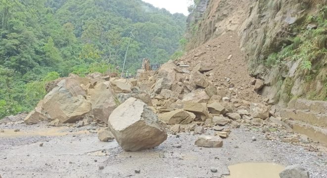 सिद्धार्थ राजमार्गका ठाउँ-ठाउँमा पहिरो : सडक अवरुद्ध, उच्च सतर्कता अपनाउन आग्रह