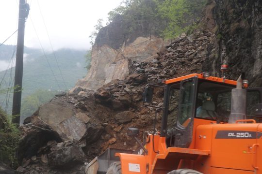 नारायणगढ-मुग्लिन सडक : छिनछिनमा पहिरो जाँदा पन्छाउन समस्या, बाटो खुलाउन समय लाग्ने