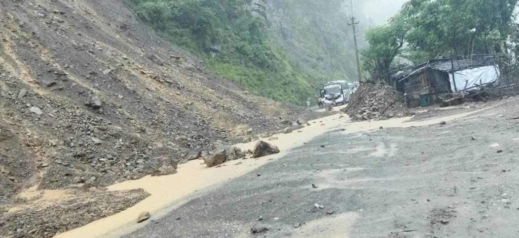 कालीखोला नजिक खस्यो लेदोसहितको पहिरो, नारायणगढ-मुग्लिन सडकखण्ड अवरुद्ध कालीखोला नजिक खस्यो लेदोसहितको पहिरो, नारायणगढ-मुग्लिन सडकखण्ड अवरुद्ध