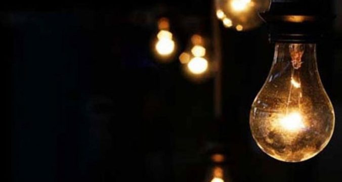 विद्युत आपूर्ति अवरुद्ध हुँदा अस्पतालमा बिजोग, मोबाइलको टर्च बालेर उपचार