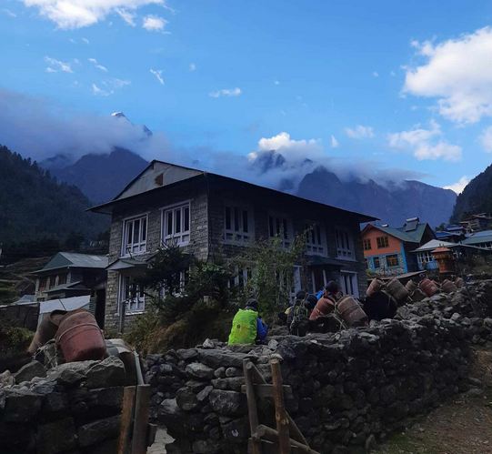 खुम्बुमा भारी हिमपात, आइल्यान्ड पिकमा रोकिएका सात विदेशी पर्यटकको उद्धार