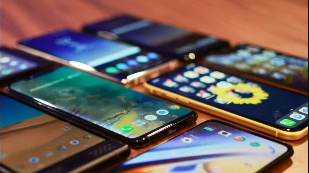 स्मार्टफोन बजारमा पर्वले ल्याएन उत्साह, असोजमा भित्र्याइएका फोन स्टकमै, आयात ५३% ले कटौती