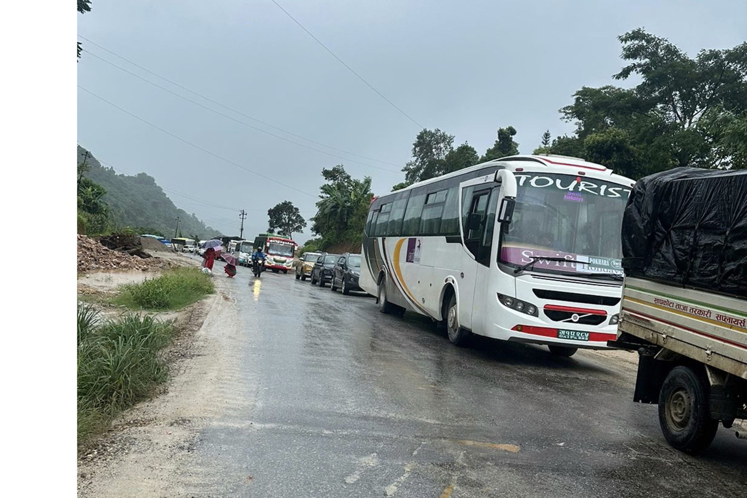 अवरुद्ध नारायणगढ-मुग्लिन सडक दुईतर्फी सञ्चालनमा, रोकिएका सवारीसाधन गन्तव्यतर्फ लागे