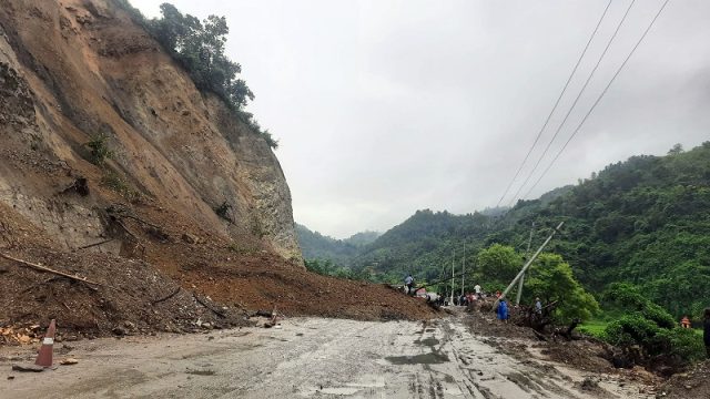 पहिरोले राप्ती लोकमार्ग अन्तर्गत दाङ-सल्यान सडकखण्ड अवरुद्ध, खुलाउने प्रयास हुँदै