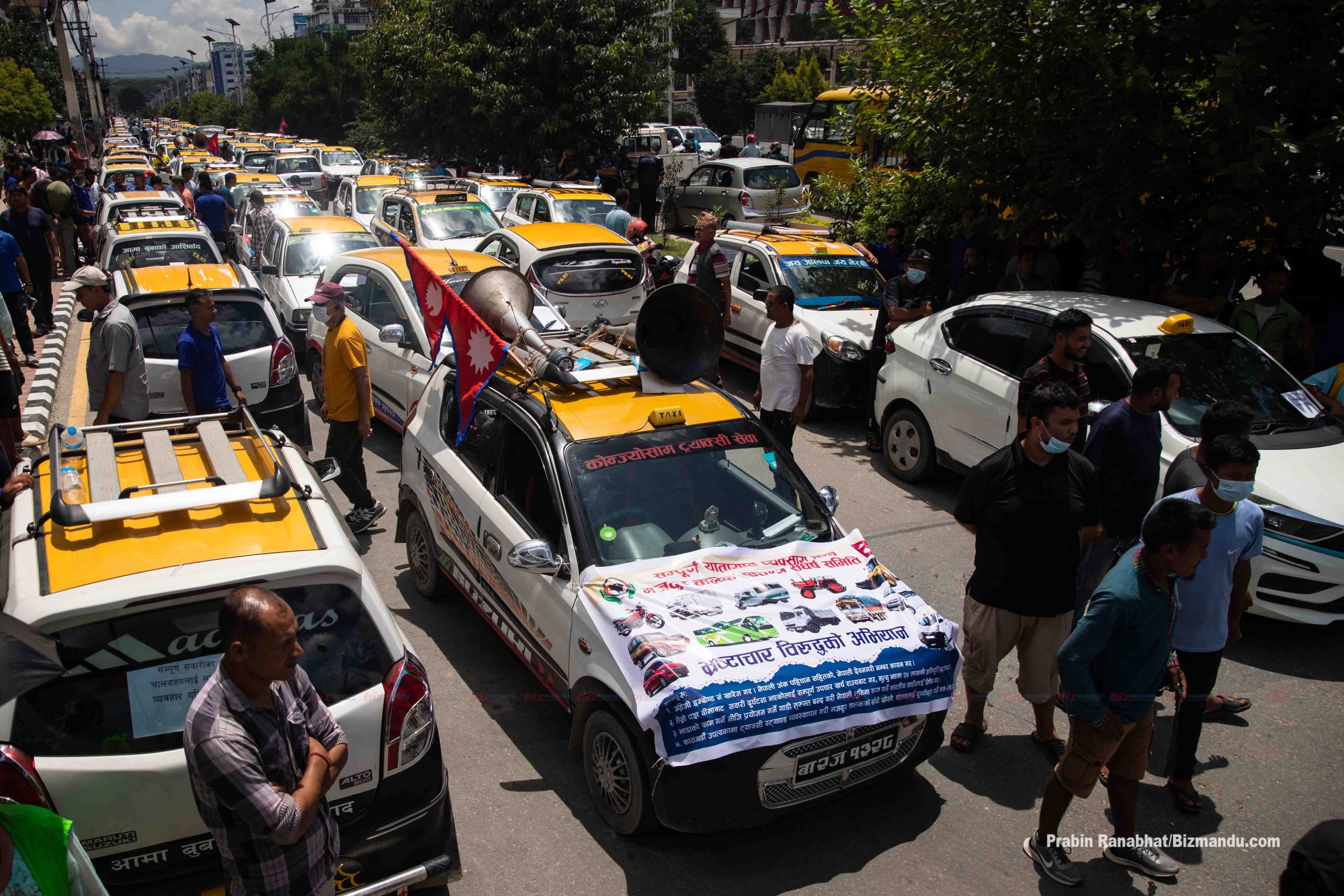 बानेश्वरमा ट्याक्सी चालकहरु फेरि उत्रिए प्रदर्शनमा, सडकका दुवै किनारमा तेर्साए गाडी