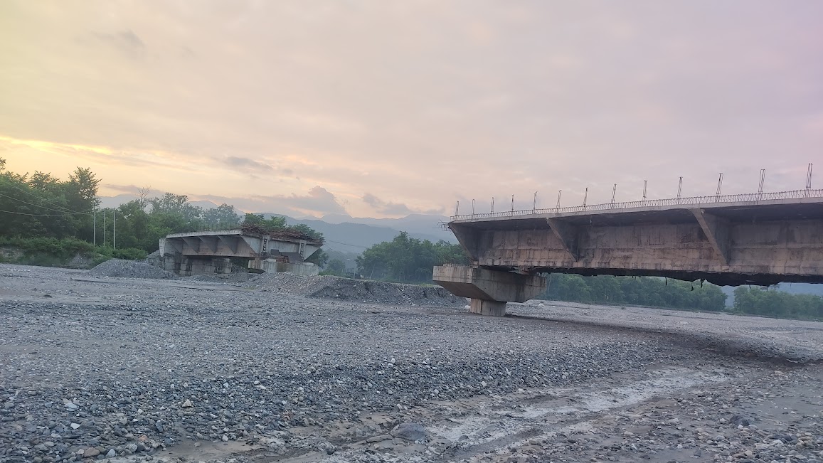 तीन वर्षदेखि केरुङ्गे खोलामा पुल निर्माण अलपत्र, कारबाही गर्न खोज्दा आएको ठेकेदार फेरि सम्पर्कबिहीन