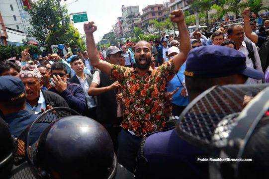सार्वजनिक शिक्षा थप बिगार्ने बाटोमा सरकार, पटक पटक फेल भएका राहत शिक्षकलाई स्थायी गर्न सम्झौता