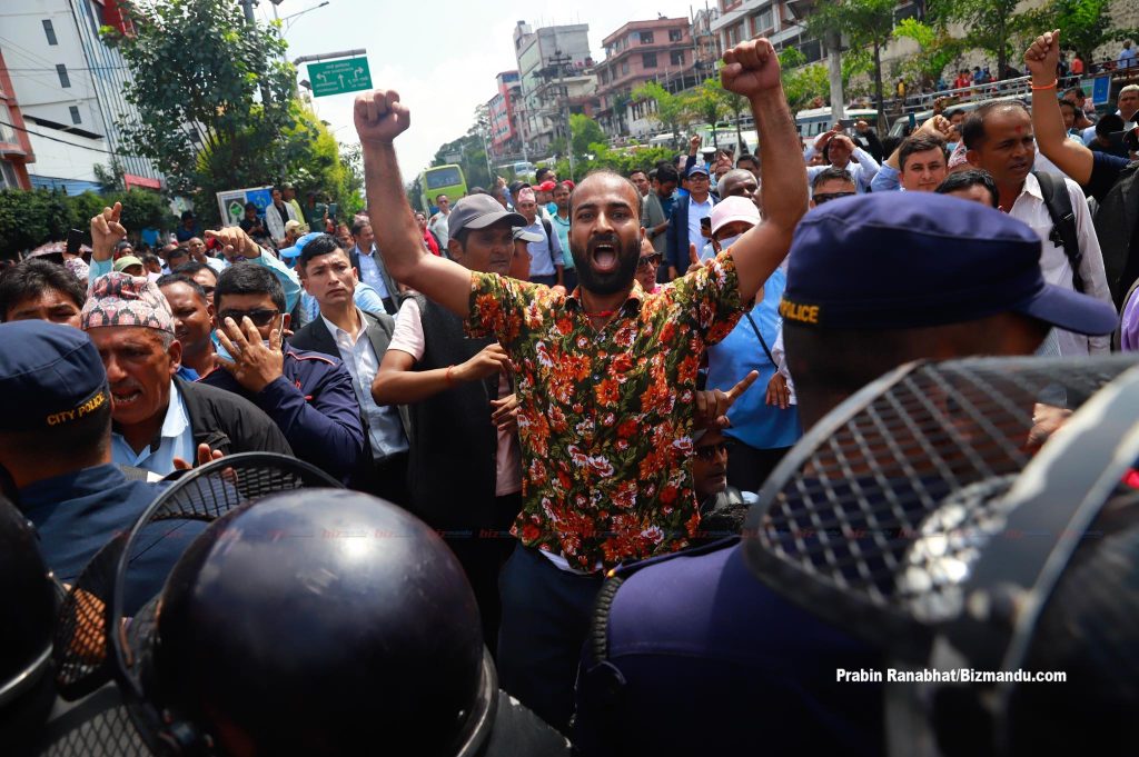 सार्वजनिक शिक्षा थप बिगार्ने बाटोमा सरकार, पटक पटक फेल भएका राहत शिक्षकलाई स्थायी गर्न सम्झौता सार्वजनिक शिक्षा थप बिगार्ने बाटोमा सरकार, पटक पटक फेल भएका राहत शिक्षकलाई स्थायी गर्न सम्झौता