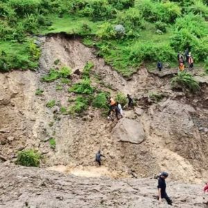 पहिरोले कटीगाउँका १४ घर जोखिममा, ११५ जनालाई सुरक्षित स्थानमा सारियो