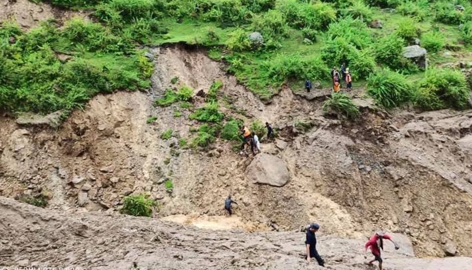 पहिरोले कटीगाउँका १४ घर जोखिममा, ११५ जनालाई सुरक्षित स्थानमा सारियो