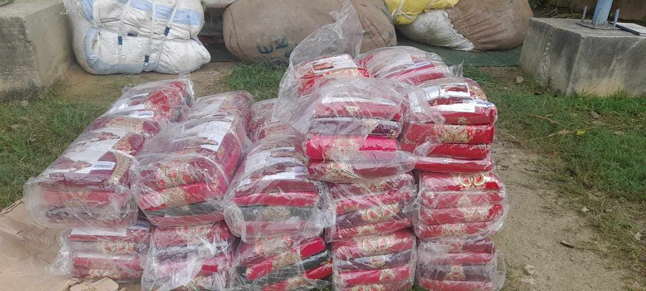 गोठमा लुकाएर राखिएको ८० लाख रुपैयाँको कपडा बरामद, राजस्व छलेर कसले ल्यायो भन्ने खुलेन गोठमा लुकाएर राखिएको ८० लाख रुपैयाँको कपडा बरामद, राजस्व छलेर कसले ल्यायो भन्ने खुलेन