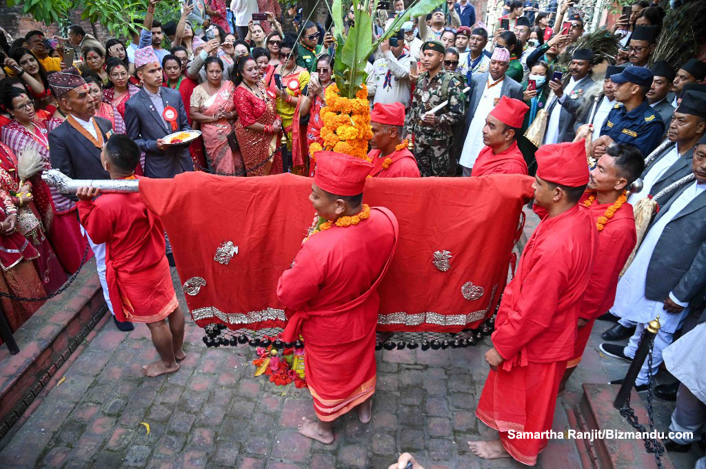 दसैंको सातौं दिन आज घरघरमा भित्र्याइँदै फूलपाती, सैनिक मञ्चमा हुनेछ बढाइँ समारोह