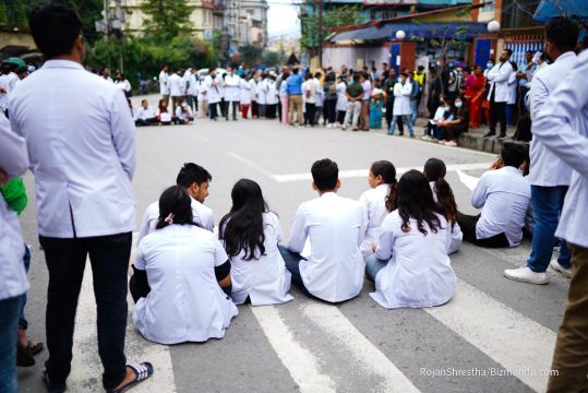 चिकित्सक कुटिएको विरोधमा काठमाडौं मेडिकल कलेज अगाडि आज पनि प्रदर्शन