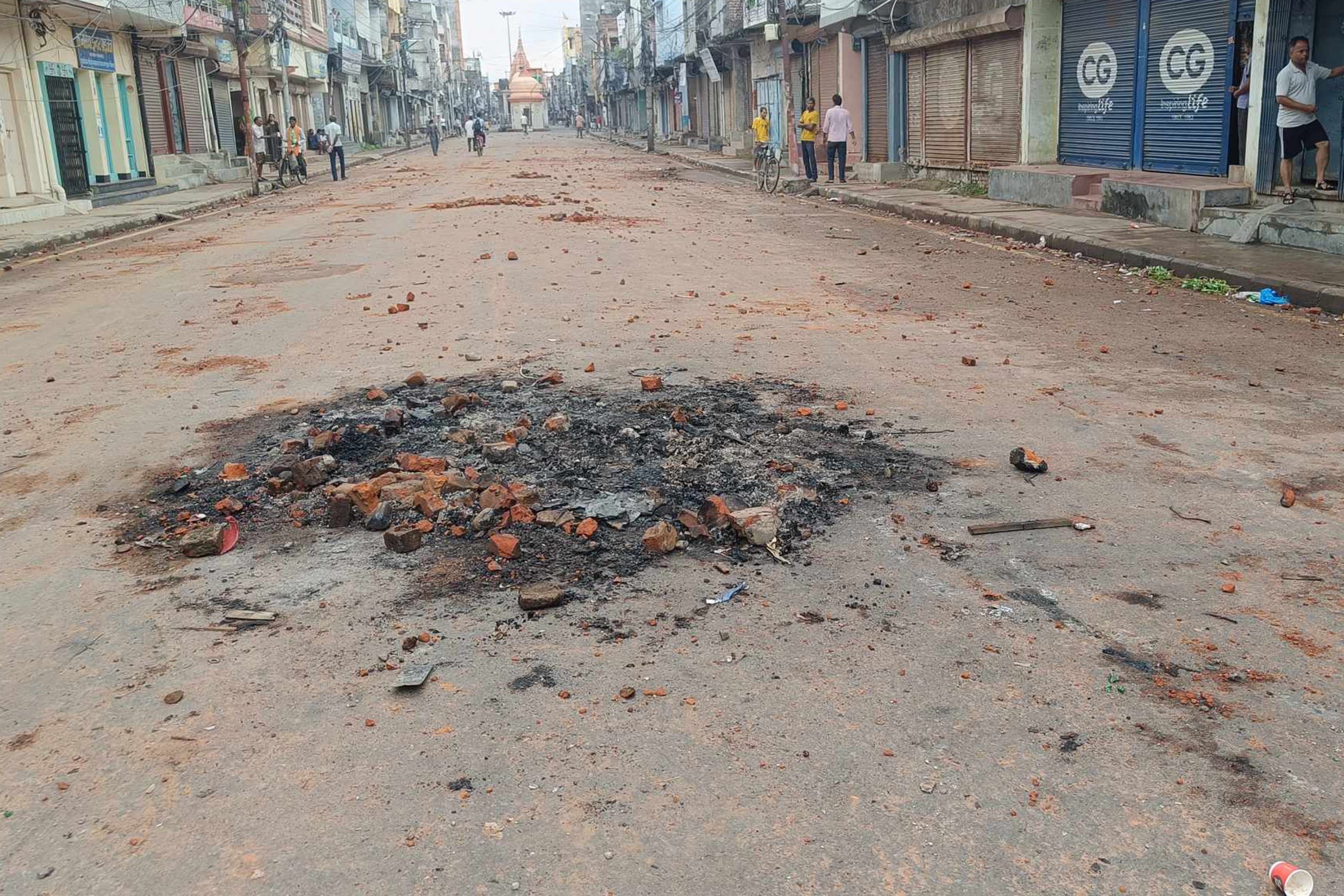नेपालगन्जमा कर्फ्यूपछि अवस्था शान्त: वार्ताको पहल हुँदै, सीमामा फसेकालाई गन्तव्यतर्फ पठाइँदै नेपालगन्जमा कर्फ्यूपछि अवस्था शान्त: वार्ताको पहल हुँदै, सीमामा फसेकालाई गन्तव्यतर्फ पठाइँदै