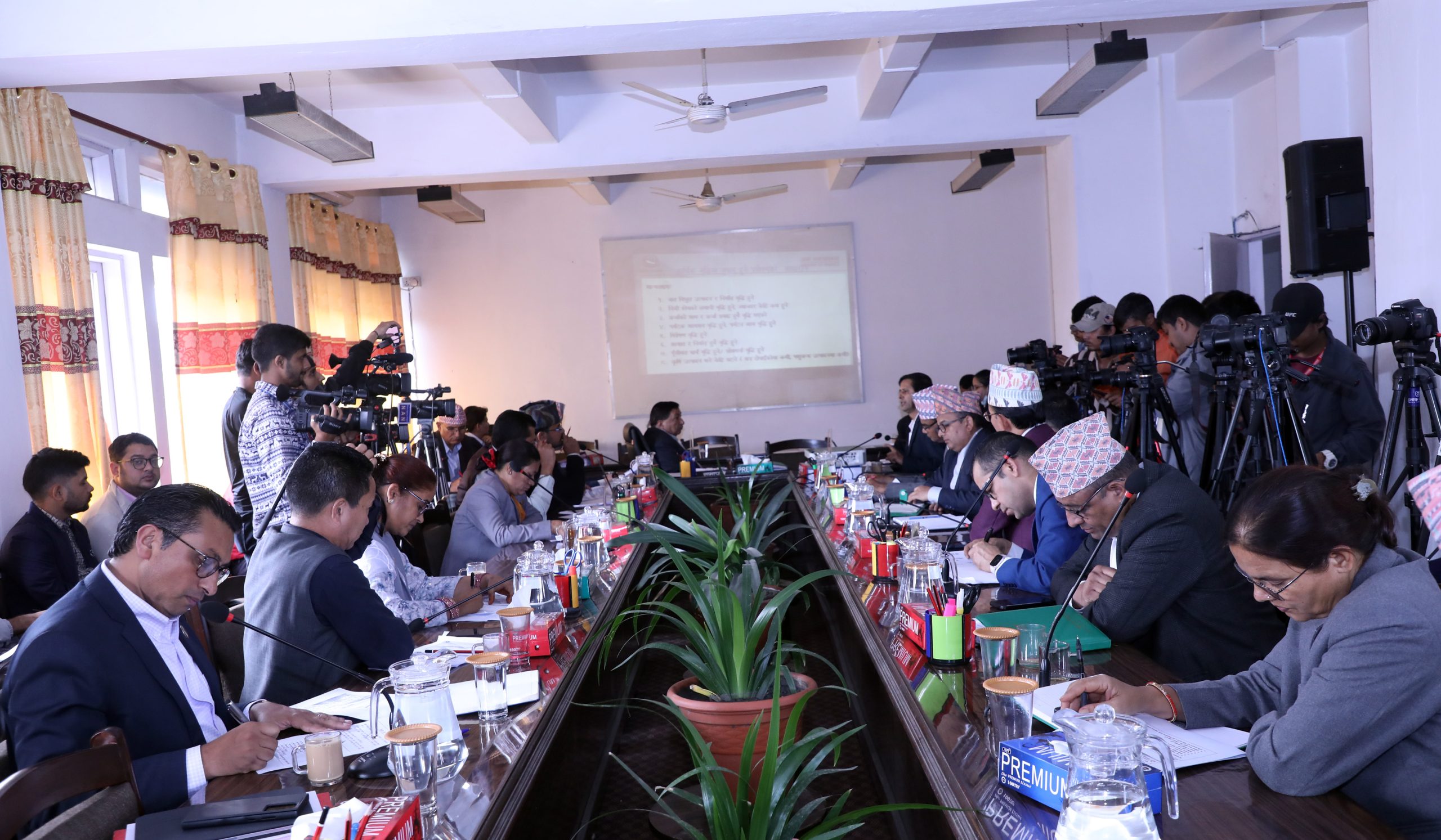 आर्थिक संकटबारे अर्थ मन्त्रालयको जवाफ ‘टालटुले’ भन्दै रिसाए सांसद, समितिमा मन्त्री महत नआएपछि आक्रोश आर्थिक संकटबारे अर्थ मन्त्रालयको जवाफ ‘टालटुले’ भन्दै रिसाए सांसद, समितिमा मन्त्री महत नआएपछि आक्रोश