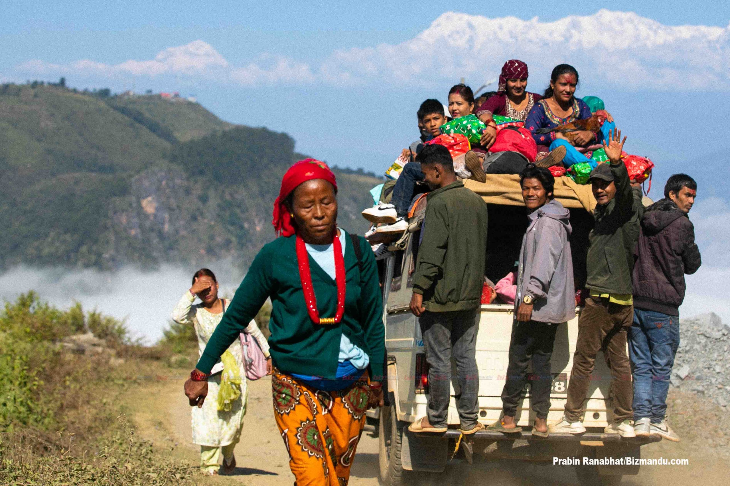 दसैं सकिएसँगै राजधानीमा बढ्यो चहलपहल, काठमाडौं भित्रिने नाका र ग्रामीण सडकको दृश्य