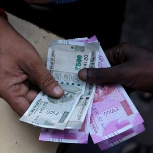कार लिएर भाटभटेनी पुगेका ईशान, १६ सयको सामान किन्दा नक्कली भारतीय नोट दिएपछि पक्राउ