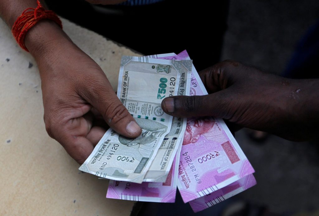 कार लिएर भाटभटेनी पुगेका ईशान, १६ सयको सामान किन्दा नक्कली भारतीय नोट दिएपछि पक्राउ