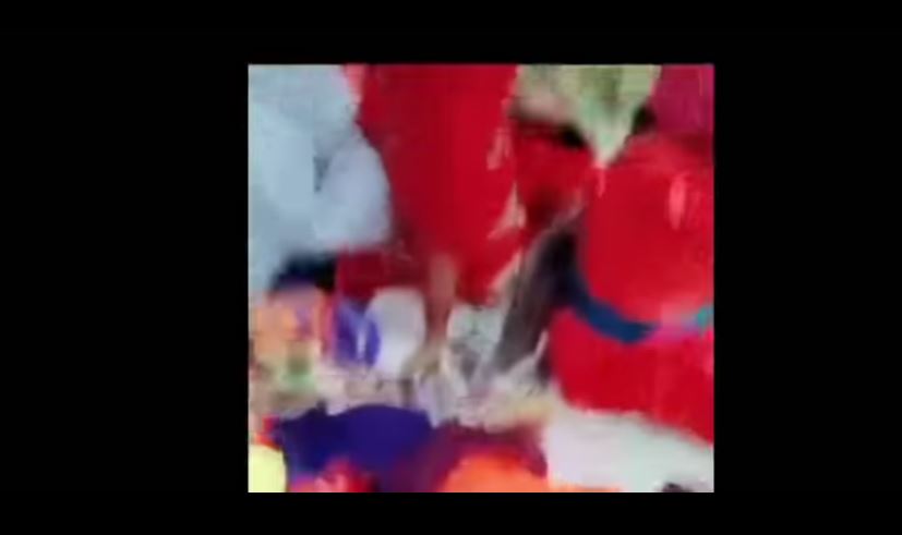 युवा संघका कार्यकर्ताले पार्टी प्यालेसबाट मध्यरातमा ३४ महिला लखेटे, प्रहरीले पुनः त्यहीँ राख्यो युवा संघका कार्यकर्ताले पार्टी प्यालेसबाट मध्यरातमा ३४ महिला लखेटे, प्रहरीले पुनः त्यहीँ राख्यो