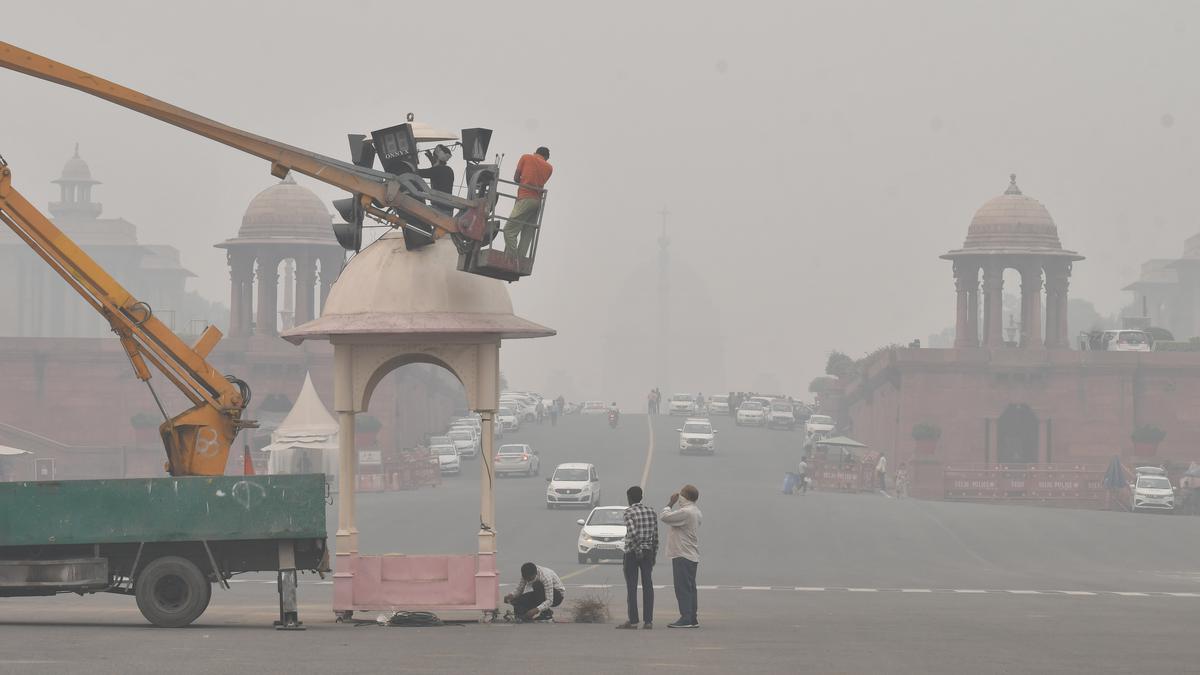 दिल्लीलाई बाक्लो तुवाँलोले ढाक्यो, भारतमा वायु प्रदूषण 'खतरनाक' हुँदा ...
