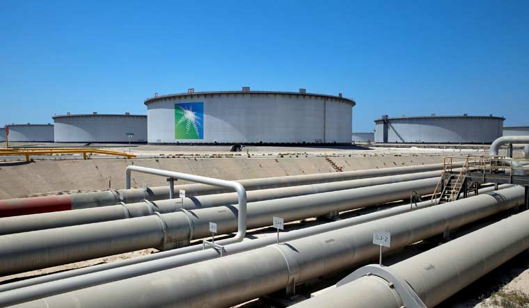 विश्वको ठूलो तेल उत्पादकमध्येको साउदीले एसियन क्रेताका लागि मूल्य घटाउँदै
