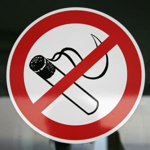 कर कटौतीका लागि न्यूजिल्याण्डको नयाँ सरकारले  धुम्रपान प्रतिबन्धको कानुन खारेज गर्दै