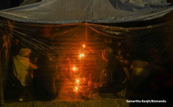 बालाचतुर्दशीको पूर्व सन्ध्यामा पशुपतिमा देखिएको दृश्य, दीप प्रज्वलन गरि रातभर जाग्राम 