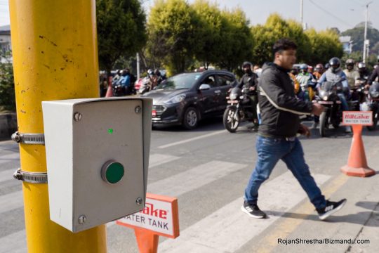 बबरमहलमा ‘अन डिमान्ड क्रसिङ लाइट’को यस्तो छ उपयोग