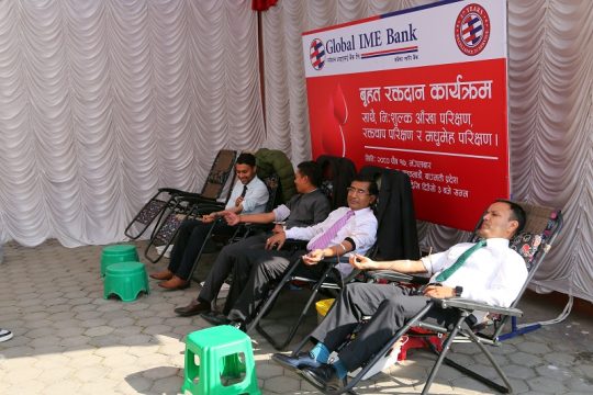 ग्लोबल आइएमई बैंकको १७औं वार्षिकोत्सवमा सातै प्रदेशमा रक्तदान, ९२७ जनाले दिए रगत