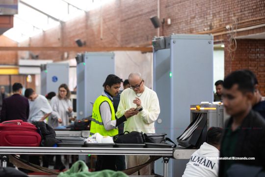 विमानस्थलमा पाइलैपिच्छे सुरक्षा जाँच, तर शरीरमा लुकाएको सुन कर्मचारीले किन देख्दैनन्?