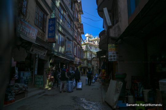 नयाँ वर्षको पूर्व सन्ध्यामा गोंगबुबाट सुन र चाँदीका गहना सहित एक लाख नगद चोरी