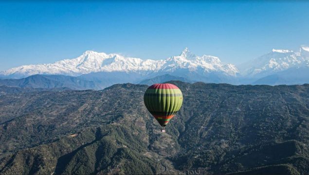 मनसुनमा रोकिएको हट एयर बेलुन फेरि संचालनमा, स्पेन र बेलायती क्याप्टेनले उडान गराउने