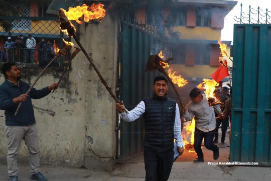 मन्त्री ज्वालाको राजीनामा माग्दै अनेरास्ववियुले जलायो पुतला