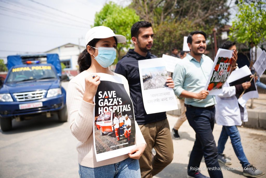 ‘नरसंहार बन्द गर’ भन्दै इजरायल दूतावास अगाडि चिकित्सकहरुको प्रदर्शन