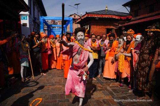 पशुपति मन्दिर परिसरमा प्रवेश गरे शिवरात्रिका लागि आएका नागा बाबाहरू