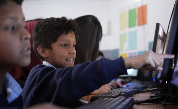 भिजी फाउन्डेसन र इनभिजनले काठमाडौंका दुई स्कुलमा डिजिटल ल्याब बनाए, कम्प्युटर सिक्दै विद्यार्थी