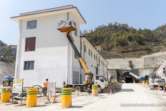 सडक पूर्वाधारमा नयाँ किरण थपिंदै, पहिलो सुरुङ मार्ग र फ्लाईओभर असोजसम्म तयार हुने   