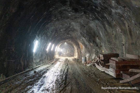 नागढुंगा सुरुङ मार्गको काम ५ दिनदेखि ठप्प, स्थानीयले मन्त्री र सचिवबाहेकसँग कुरा गर्नै मानेनन्