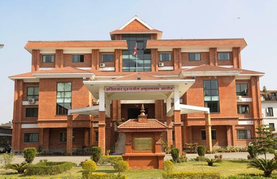 एक लाख रुपैयाँ घूससहित अख्तियारको कार्यालयबाटै पक्राउ प्रशासकीय अधिकृतविरुद्ध मुद्दा