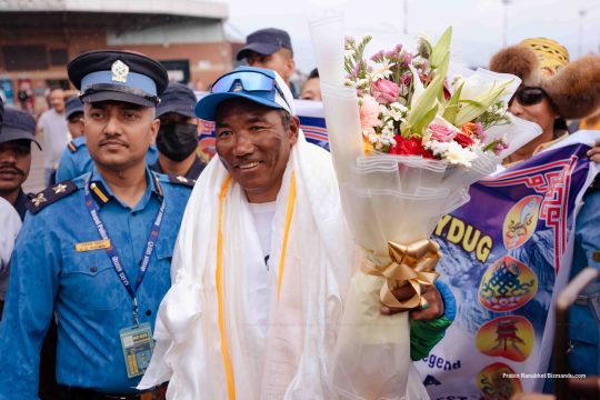 ३०औँ पटक सगरमाथाको आरोहण गरी कीर्तिमान बनाएका कामीरिता शेर्पा काठमाडौं फर्किए