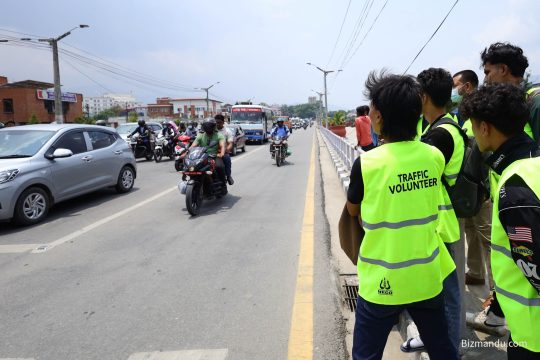 मापसेसहित चार शीर्षकमा कारबाहीमा परेका चालक सडकमा एक घण्टा बने स्वयंसेवक