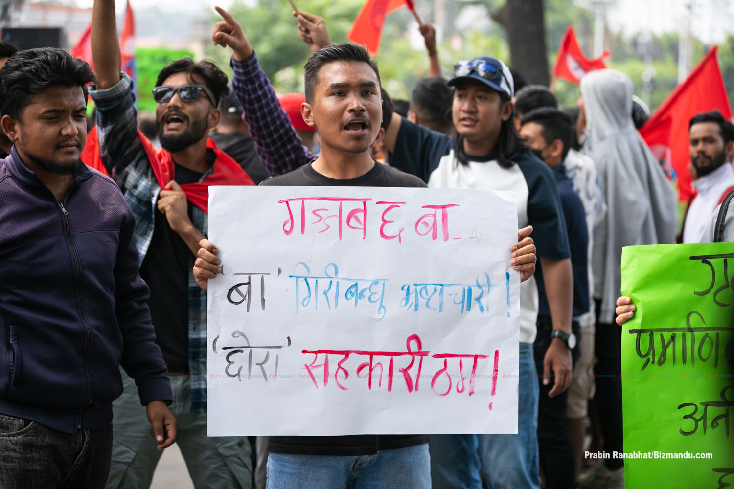 नेताहरु सहमति खोज्दै, ओलीलाई ‘बा’ र रविलाई ‘छोरा’ भन्दै नेविसंघ भने सडकमा नेताहरु सहमति खोज्दै, ओलीलाई ‘बा’ र रविलाई ‘छोरा’ भन्दै नेविसंघ भने सडकमा