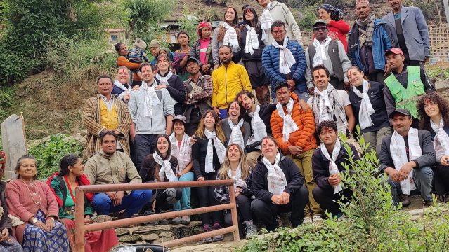 भिरमा मह काढेको छायांकन गर्न नेसनल जियोग्राफी टोली म्याग्दीमा, पर्यटनमा टेवा पुग्ने विश्वास