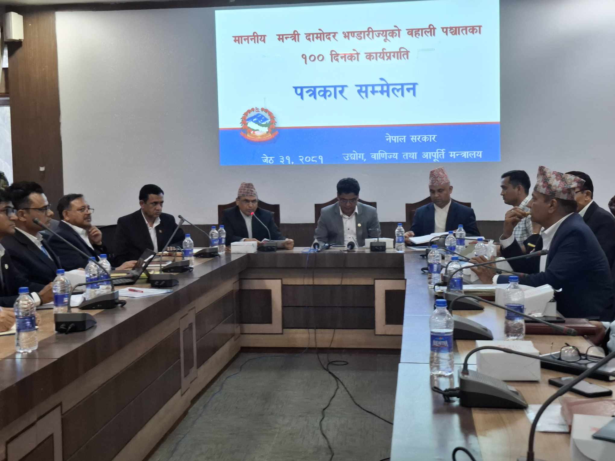 उद्योग मन्त्रीको १०० दिने उपलब्धि : कर्मचारीको क्षमता अभिवृद्धि तालिमदेखि गुणस्तर परीक्षणको नमुना संकलनसम्म उद्योग मन्त्रीको १०० दिने उपलब्धि : कर्मचारीको क्षमता अभिवृद्धि तालिमदेखि गुणस्तर परीक्षणको नमुना संकलनसम्म