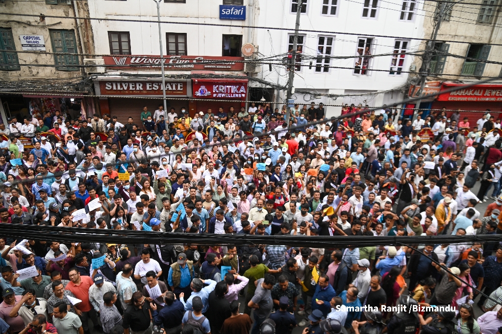सुनचाँदी व्यवसायी र कालीगढको प्रदर्शनले जब न्यूरोड क्षेत्र नै बन्द भयो… सुनचाँदी व्यवसायी र कालीगढको प्रदर्शनले जब न्यूरोड क्षेत्र नै बन्द भयो…